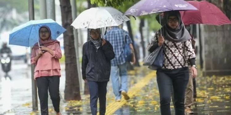 Arsip foto - Warga menggunakan payung saat hujan di kawasan Semanggi, Jakarta, Rabu (13/11/2019). (ANTARA FOTO/Nova Wahyudi/aww/pri)