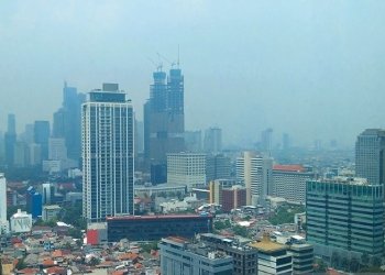 Suasana Kota Jakarta yang berkabut dengan gedung-gedung dan permukiman diamati dari lantai 23 gedung Blok G di Balai Kota Jakarta, Senin (19/9/2022). ANTARA/Dewa Ketut Sudiarta Wiguna/aa.