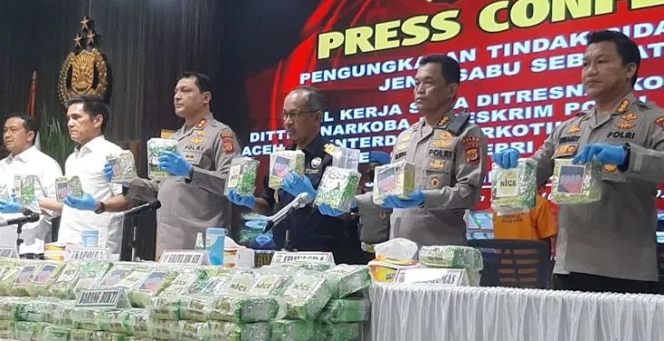Kapolda Aceh Irjen Pol Ahmad Haydar didampingi Kepala Kanwil DJBC Aceh Safuadi (tengah) memperlihatkan narkoba jenis sabu-sabu di Mapolda Aceh, Banda Aceh, Senin (10/10). (ANTARA/M Haris SA)
