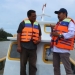 Kepala DKP Aceh Aliman (kanan) saat melakukan uji coba kapal nelayan berbahan baku fiber, di Banda Aceh, Senin (10/10/2022) (ANTARA/Rahmat Fajri)
