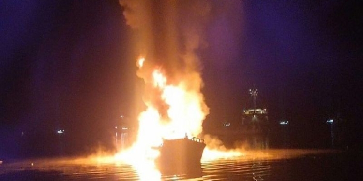 KM Sayang Salsabila hangus terbakar di Pelabuhan Speedboat Momoking, Desa Tulehu, Kabupaten Maluku Tengah, Kamis (21/10/2022). (ANTARA/HO-Polresta)