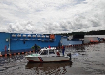 Dookumentasi. KM Satya Kencana III yang karam di Pelabuhan Kumai, Kotawaringin Barat, Rabu (19/10/2022). (ANTARA/ M Husein Asyari)
