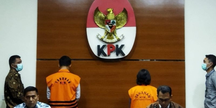 Deputi Penindakan dan Eksekusi KPK Karyoto (kiri) dan Kepala Bagian Pemberitaan KPK Ali Fikri saat jumpa pers di Gedung KPK, Jakarta, Kamis (25/8/2022) terkait penahanan dua tersangka suap pemeriksaan pajak, yakni Veronika Lindawati dan Agus Susetyo. ANTARA/Benardy Ferdiansyah