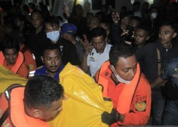 Petugas SAR membawa kantong jenasah berisi jasad korban kapal cepat KM Cantika Express 77 yang terbakar saat tiba di Pelabuhan Tenau Kupang, NTT, Senin (24/10/2022). (ANTARA/Kornelis Kaha)
