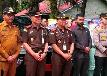 Kepala Kejaksaan Tinggi Sumatera Barat Yusron bersama Bupati Solok Selatan Khairunas serta Ketua DPRD Zigo dan Kapolres Solok Selatan AKBP Arief Mukti Adhi Sabhara saat peresmian Balai Restorative Justice di Nagari Padang Air Dingin, Kecamatan Sangir Jujuan, Selasa (4/10/2022). ANTARA/Erik IA)