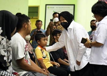 Menteri Sosial Tri Rismaharini memberikan santunan ahli waris kepada korban Tragedi Kanjuruhan di Kecamatan Lowokwaru, Kota Malang, Jawa Timur, Senin (3/10/2022). ANTARA/HO-Kemensos/am.