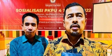 Ketua Komisi Independen Pemilihan (KIP) Aceh Barat Teuku Novian (kanan) didampingi Koordinator Divisi Teknis Penyelenggaraan KIP Aceh Barat Sabki Musfata Habli. ANTARA/Teuku Dedi Iskandar
