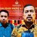 Ketua Komisi Independen Pemilihan (KIP) Aceh Barat Teuku Novian (kanan) didampingi Koordinator Divisi Teknis Penyelenggaraan KIP Aceh Barat Sabki Musfata Habli. ANTARA/Teuku Dedi Iskandar