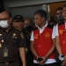 Dua tersangka kasus "obstruction of justice" pembunuhan berencana Brigadir Yosua, Hendra Kurniawan (tengah) dan Agus Nurpatria (kanan), ditunjukkan oleh petugas saat proses pelimpahan berkas perkara tahap dua di Gedung Kejaksaan Agung, Jakarta, Rabu (5/10/2022). (ANTARA FOTO/Indrianto Eko Suwarso/aww)