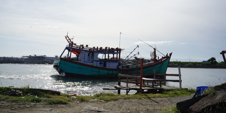 Kapal nelayan ketika memasuki muara Krueng Aceh di Gampong Jawa, Banda Aceh, Sabtu, (8/10/2022). Doc. ALIBI.id