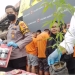 Kepala Kepolisian Resor Garut AKBP Wirdhanto Hadicaksono menunjukkan barang bukti sejumlah narkoba di Markas Polres Garut, Jawa Barat, Senin (3-10-2022). ANTARA/Feri Purnama