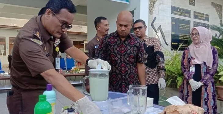 Pemusnahan barang bukti narkoba jenis sabu-sabu di Lhokseumawe, Kamis (20/10/2022). ANTARA/Dedy Syahputra