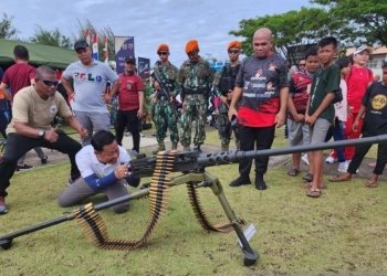 Tangkap layar saat warga sedang memperagakan pengguanaan salah satu alutsista dalam pameran HUT TNI ke 77 di Pantai Piwang, Ranai, Natuna, Kepri, Minggu (2/10). (ANTARA/Cherman)