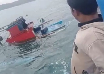 Proses evakuasi nelayan yang mengalami kecelakaan laut di Laut Ciroyom, Kecamatan Ciracap, Kabupaten Sukabumi, Jabar pada Jumat (7/10/2022). ANTARA/HO-FKSD Kabupaten Sukabumi