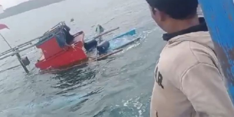 Proses evakuasi nelayan yang mengalami kecelakaan laut di Laut Ciroyom, Kecamatan Ciracap, Kabupaten Sukabumi, Jabar pada Jumat (7/10/2022). ANTARA/HO-FKSD Kabupaten Sukabumi
