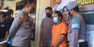 Kapolres Indramayu AKBP Lukman Syarif (kiri) menginterogasi tersangka pembunuhan di Indramayu, Jawa Barat, Senin (24-10-2022). ANTARA/Khaerul Izan