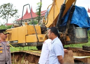 Wakapolres Kompol Yonnis Fendri (kiri) didampingi Kasat Reskrim Iptu Sudirman melihat barang bukti penambangan emas ilegal di daerah Sungai Batang Ligawan, Kecamatan Sangir Batang Hari, Rabu (26/10/2022). ANTARA/HO-Humas Solok Selatan