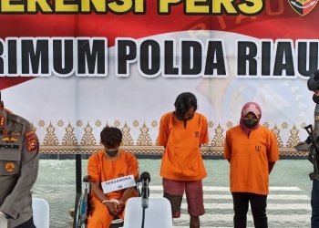Pelaku spesialis pencurian rumah mewah (kiri) saat pengungkapan di Mapolda Riau. ANTARA/Annisa Firdausi