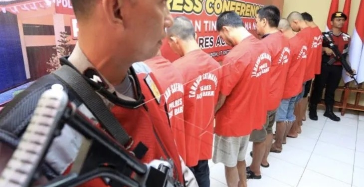 Polisi mengawal sejumlah tersangka kasus narkotika saat konferensi pers di Mapolres Aceh Barat, Aceh, Senin (17/10/2022). (ANTARA FOTO/Syifa Yulinnas/tom.)