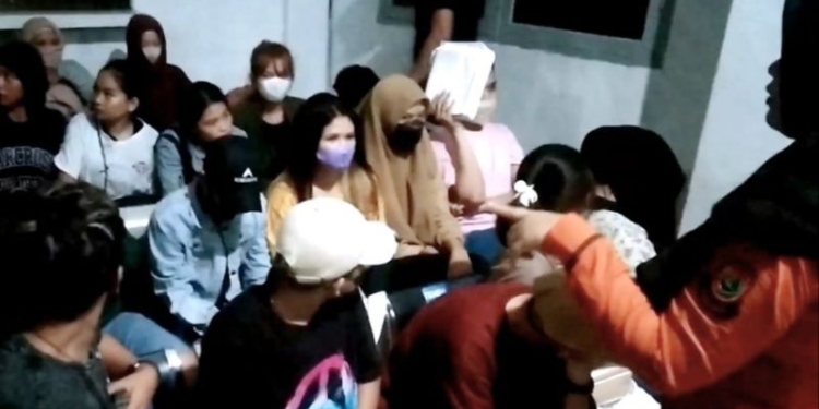 Sejumlah terduga pasangan mesum yang terjaring razia prostitusi pada sejumlah penginapan diamankan, di Kantor Dinas Sosial Kota Makassar, Sulawesi Selatan. ANTARA/Darwin Fatir