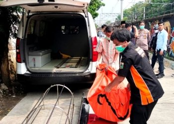 Satuan Reserse Kriminal (Satreskrim) Polres Metro Jakarta Pusat mengusut kasus dugaan pembunuhan terhadap seorang perempuan tanpa identitas di Jalan Gunung Sahari 7 A, Kemayoran, Jakarta Pusat, Jumat (14/10/2022). (ANTARA/Ulfa Jainita)