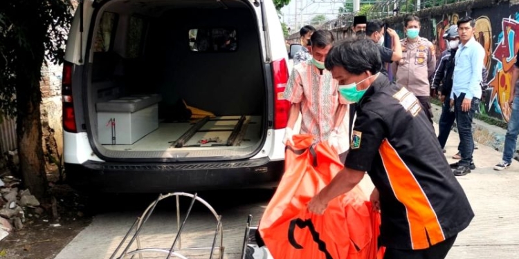 Satuan Reserse Kriminal (Satreskrim) Polres Metro Jakarta Pusat mengusut kasus dugaan pembunuhan terhadap seorang perempuan tanpa identitas di Jalan Gunung Sahari 7 A, Kemayoran, Jakarta Pusat, Jumat (14/10/2022). (ANTARA/Ulfa Jainita)