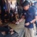 Sandiaga Uno memberikan uang Rp ribu kepada pemain pemusik tradisional masyarakat Badui di pedalaman Kabupaten Lebak, Sabtu (15/10). ANTARA/Mansur