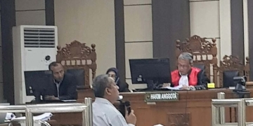 Mantan Sekda Pemalang Mohammad Arifin saat diperiksa dalam sidang di Pengadilan Tipikor Semarang, Senin. (ANTARA/ I.C.Senjaya)