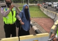 Polisi mengamankan perempuan yang menodongkan pistol ke Paspampres yang berjaga di Istana Merdeka, Jakarta Pusat, Selasa (25/10/2022). ANTARA/HO