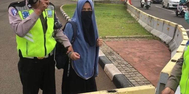 Polisi mengamankan perempuan yang menodongkan pistol ke Paspampres yang berjaga di Istana Merdeka, Jakarta Pusat, Selasa (25/10/2022). ANTARA/HO