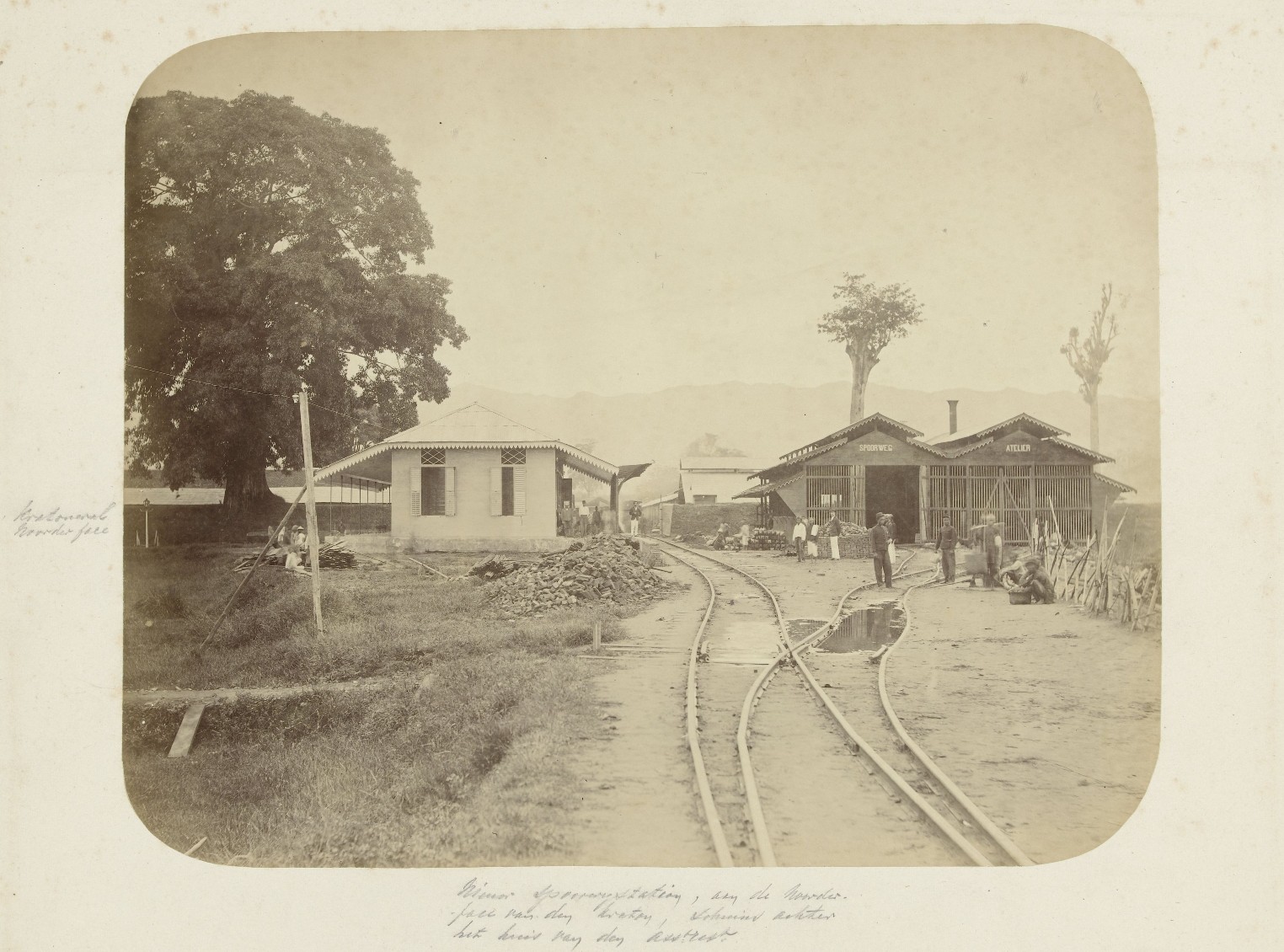 Stasiun kereta api Belanda di depan Kraton di Kota Radja, anonim, 1870 - 1900. (Sumber, rijksmuseum.nl. Nomor Dokumen RP-F-F18004).
