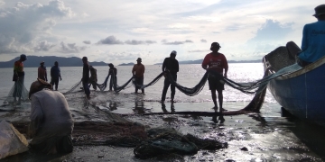Kelompok Perikanan Aneuk Nelayan sedang melakukan prosesi tarek pukat di Gampong Jawa, Kecamatan Kuta Raja, Kota Banda Aceh (Doc. ALIBI.id).