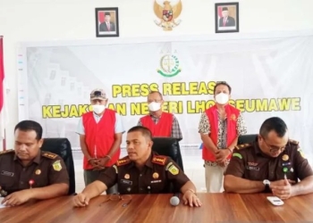 Kejari Lhokseumawe menyampaikan penahanan tersangka tindak pidana korupsi proyek revitalisasi pasar rakyat dengan nilai kontrak Rp5,6 miliar di Lhokseumawe, Aceh, Rabu (19/10/2022). ANTARA/Dedy Syahputra