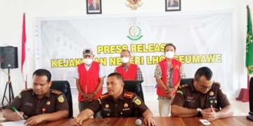 Kejari Lhokseumawe menyampaikan penahanan tersangka tindak pidana korupsi proyek revitalisasi pasar rakyat dengan nilai kontrak Rp5,6 miliar di Lhokseumawe, Aceh, Rabu (19/10/2022). ANTARA/Dedy Syahputra