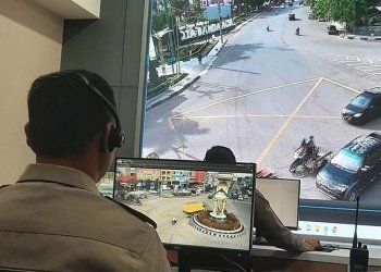 Polisi mengamati lalu lintas Banda Aceh melalui kamera pemantau di Banda Aceh, Jumat (28/10/2022). ANTARA/M Haris SA