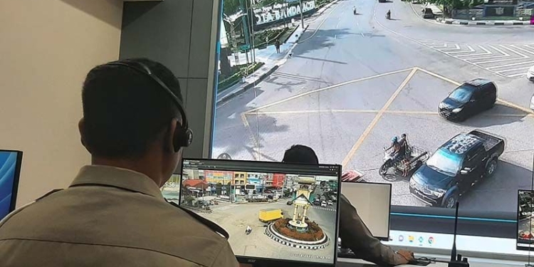 Polisi mengamati lalu lintas Banda Aceh melalui kamera pemantau di Banda Aceh, Jumat (28/10/2022). ANTARA/M Haris SA