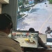 Polisi mengamati lalu lintas Banda Aceh melalui kamera pemantau di Banda Aceh, Jumat (28/10/2022). ANTARA/M Haris SA
