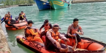 Petugas Basarnas Pos Meulaboh melakukan pencarian korban terseret arus sungai di kawasan Meukek, Kabupaten Aceh Selatan, Kamis (27/10/2022) siang. (ANTARA/HO-Dok. Basarnas)