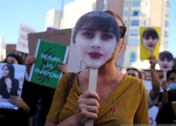 Pengunjuk rasa berkumpul untuk mendukung kaum perempuan Iran dan memprotes kematian Mahsa Amini di Alun-Alun Callao di Madrid, Spanyol, 1 Oktober 2022. ANTARA/REUTERS/Isabel Infantes/as.