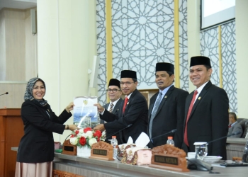 Serah terima Rancangan Qanun Anggaran Pendapatan Belanja Kota (APBK) Banda Aceh Perubahan Tahun Anggaran 2022.