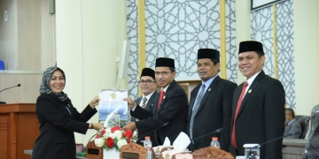 Serah terima Rancangan Qanun Anggaran Pendapatan Belanja Kota (APBK) Banda Aceh Perubahan Tahun Anggaran 2022.