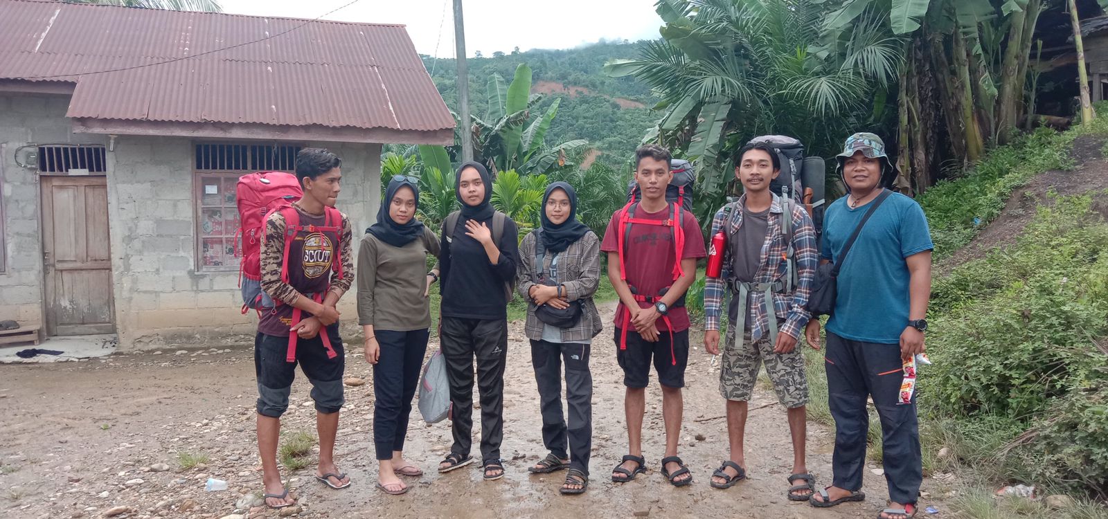 Bustami dan rekan-rekannya bersiap mendaki Bukit Awan di Kecamatan Bandar Pusaka, Kabupaten Aceh Tamiang, Aceh. (Doc. ALIBI.id)
