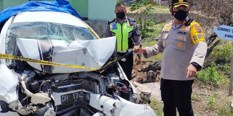 Kapolres Kupang, AKBP FX. Irwan Arianto, saat meninjau lokasi kejadian kecelakaan maut di Kupang. ANTARA/Ho-Humas Polres Kupang