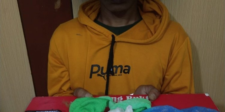 MD (40), kurir narkoba yang diamankan petugas Bandara Sultan Iskandar Muda (SIM), Aceh Besar, Jumat (14/10/2022) lalu. (Dok. Polisi)