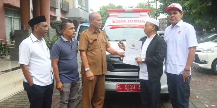 Proses penyerahan satu unit armada ambulance dari Pemerintah Aceh kepada KONI Aceh (Dok. Ist).