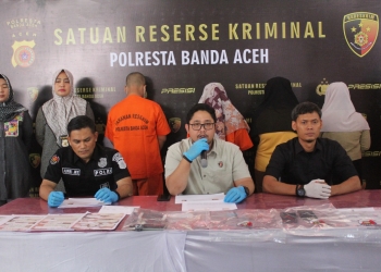 Empat mucikari (tampak punggung) diamankan personel Satreskrim Polresta Banda Aceh (Dok. Polisi).