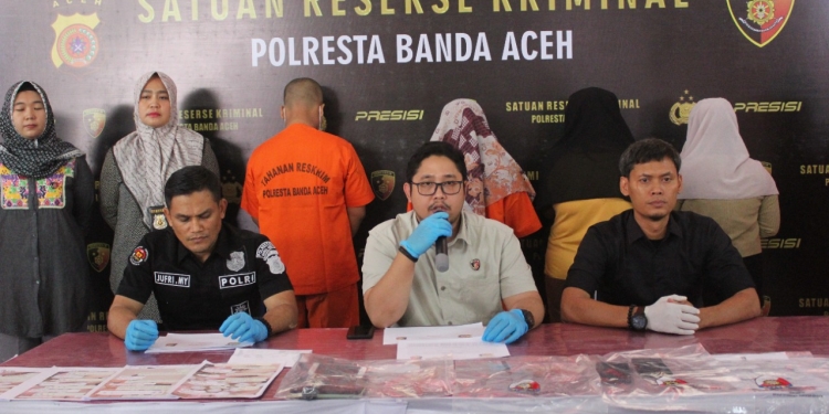 Empat mucikari (tampak punggung) diamankan personel Satreskrim Polresta Banda Aceh (Dok. Polisi).
