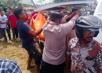 Pihak kepolisian dibantu masyarakat mengevakuasi korban lakalantas Aceh Timur (Dok. Polisi).