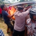 Pihak kepolisian dibantu masyarakat mengevakuasi korban lakalantas Aceh Timur (Dok. Polisi).