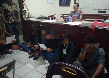 Tujuh remaja di Aceh Singkil diamankan petugas kepolisian saat asyik ngelem (Dok. Polisi).